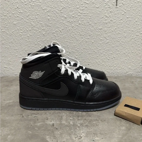 Air Jordan 1 Mid GS Reimagined - HV5180 010 - Black / Grey 6.5Y Womens 8 NEW - Picture 2 of 9